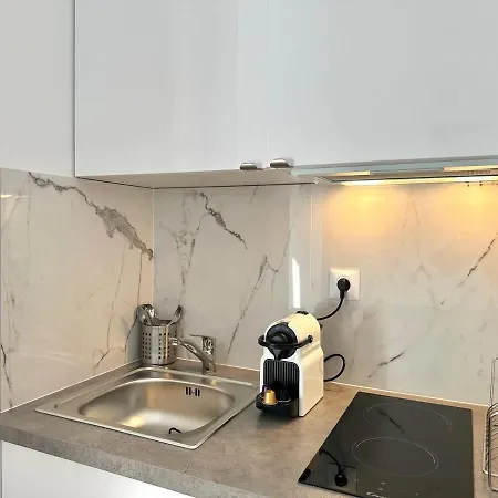 331 Isabelle Cosy Center Paryż