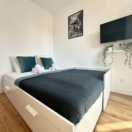 331 Isabelle Cosy Center