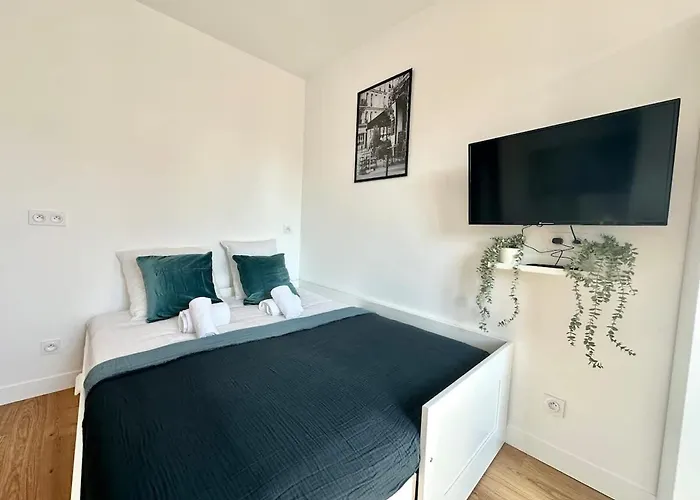 331 Isabelle Cosy Center Apartment